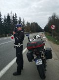 Policjant ruchu drogowego dokonujący pomiaru prędkości na jednej z dróg publicznych powiatu białostockiego