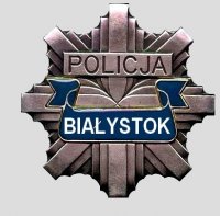 Fotografia kolorowa przedstawiająca policyjną odznakę z napisem Białystok