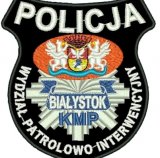 Fotografia kolorowa przedstawiająca naszywkę z napisem Wydział Patrolowo-Interwencyjny KMP Białystok z logo