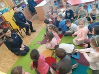 Fotografia kolorowa przedstawiająca policjantki podczas spotkania z dziećmi.