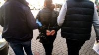zatrzymana kobieta prowadzona przez policjantów