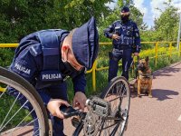 policjanci podczas kontrolowania legalności posiadania roweru