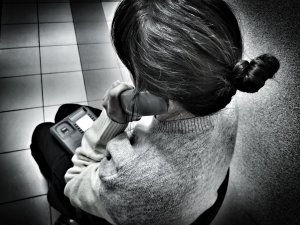 Czarnobiała fotografia przedstawiająca kobietę rozmawiającą przez telefon