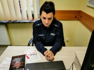 Policjantka z białostockiej komendy podczas lekcji online