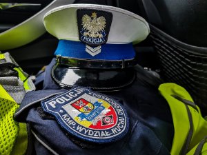policyjna czapka funkcjonariusza &quot;drogówki&quot; oraz kurtka z naszywką Wydział Ruchu Drogowego Komenda Miejska Policji w Białymstoku