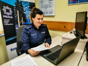 Policjantki z Wydziału Prewencji Komendy Miejskiej Policji w Białymstoku pdoczas prowadzonych zajęć online