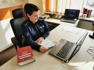 policjantka z Wydziału Prewencji białostockiej komendy podczas spotkania online z uczniami