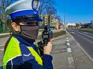 policjantka z wydziału ruchu drogowego białostockiej jednostki podczas pomiaru prędkości