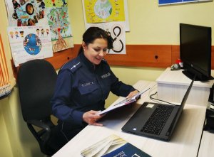 Policjantka z Wydziału Prewencji, która czyta dzieciom wiersze