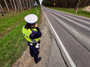 policjantka ruchu drogowego podczas kontroli prędkości na drodze krajowej numer 65