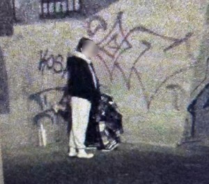 Dwie osoby malują po ścianie
